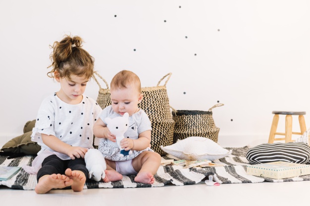 À quel âge donner une peluche à bébé ?