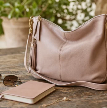 Les avantages des sacoches pour filles : quand style et fonctionnalité se rejoignent