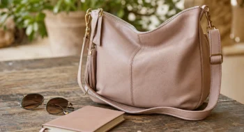 Les avantages des sacoches pour filles : quand style et fonctionnalité se rejoignent